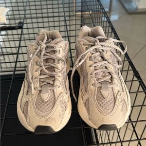Yeezy Sneakers in Beige and Cream